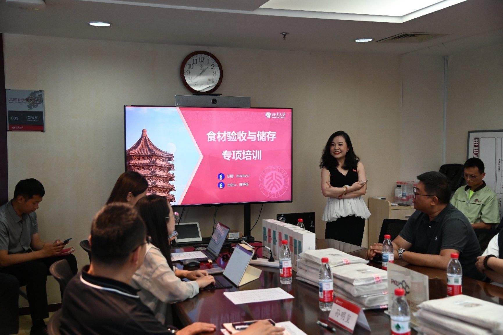一群人在房间里交谈

AI 生成的内容可能不正确。