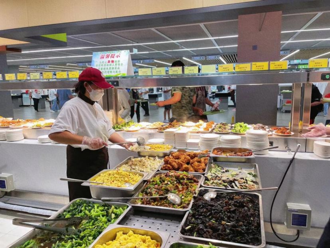 /Users/hannah/Desktop/餐饮中心-党代会筹备工作照片20220801/3.家园一层前厅师傅出餐.jpg3.家园一层前厅师傅出餐