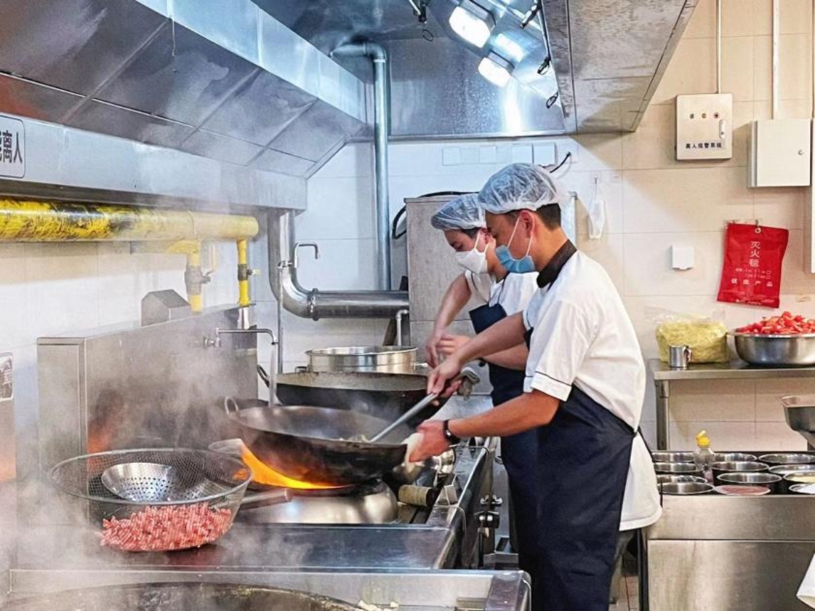 /Users/hannah/Desktop/餐饮中心-党代会筹备工作照片20220801/2.家园一层后厨师傅筹备午餐.jpg2.家园一层后厨师傅筹备午餐