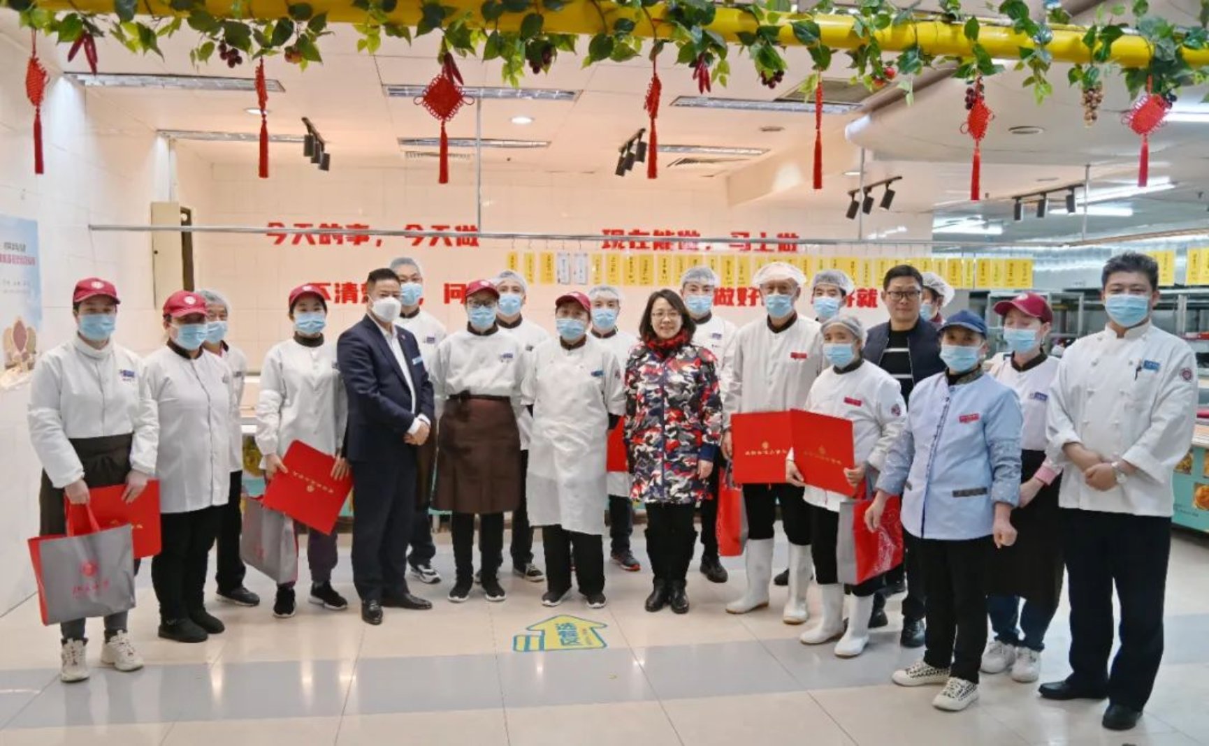 一群人站在一起

描述已自动生成