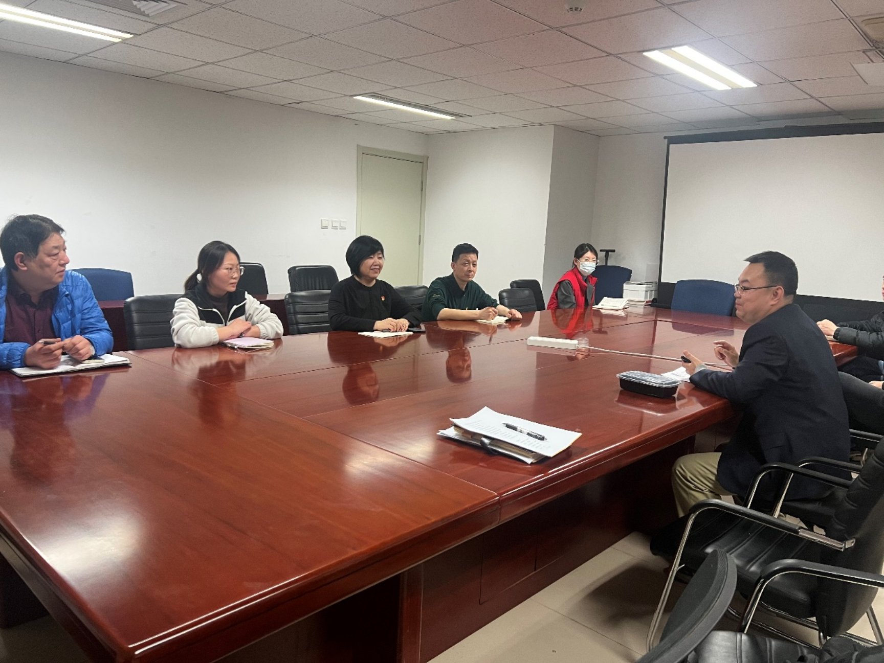 会议室里的人们
描述已自动生成